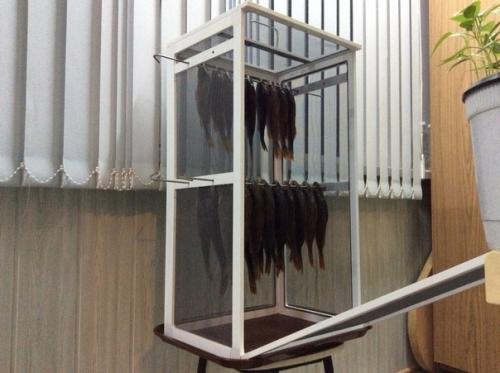 Интерьеры - это хорошо, но вот вам на ваш суд моя поделка) как в квартире на балконе сушить рыбу идею подсмотрел в интеренете, сделал сам. 02