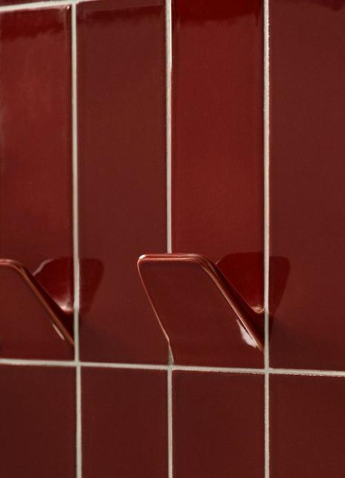 Французская студия Unknown Untitled представила яркую плитку с встроенными крючками и даже настенными светильниками! 02