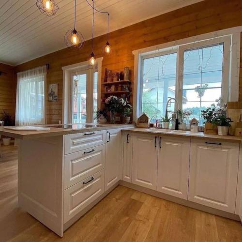 Уютная кухня и столовая зона в загородном доме. 01