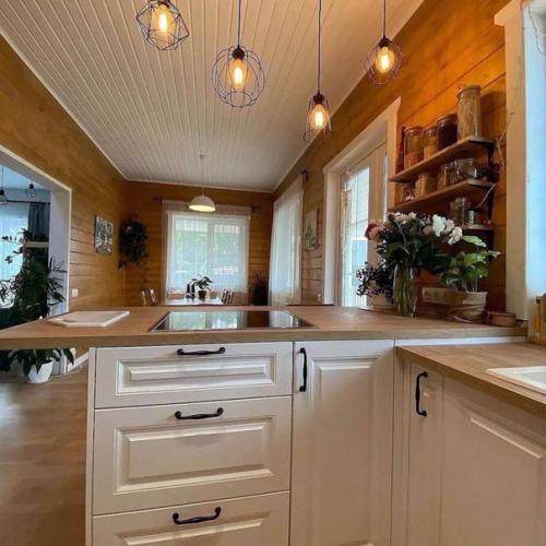 Уютная кухня и столовая зона в загородном доме. 02