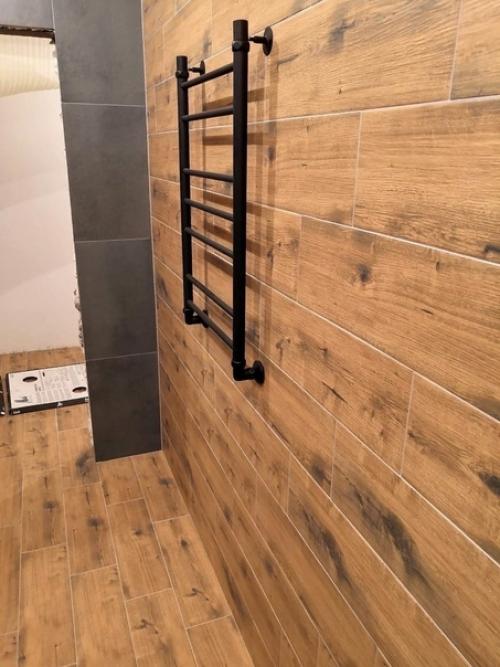 Стильно получилось.  Плитка под Дерево и под бетон хорошо сочетаются. 06