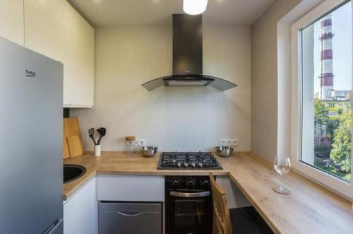 Несмотря на крошечные размеры всего 5, 2 квадратных метров, кухня идеально оборудована, уместив весь необходимый функционал. 02