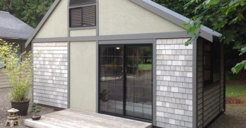 Это был хозблок и его переделали в гостевой домик. 07