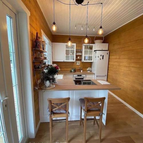 Уютная кухня и столовая зона в загородном доме.