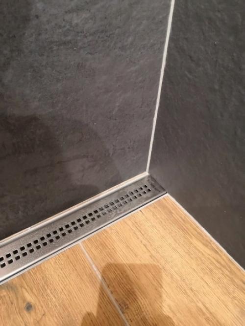 Стильно получилось.  Плитка под Дерево и под бетон хорошо сочетаются. 01