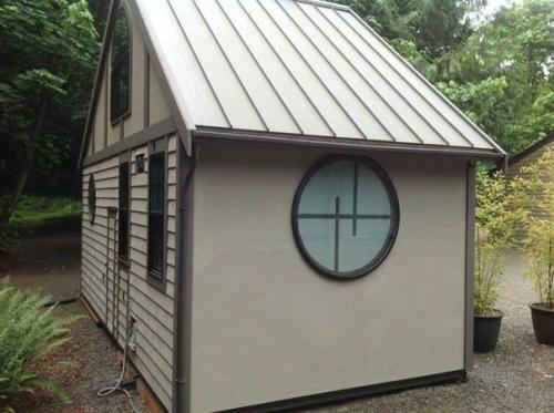 Это был хозблок и его переделали в гостевой домик.