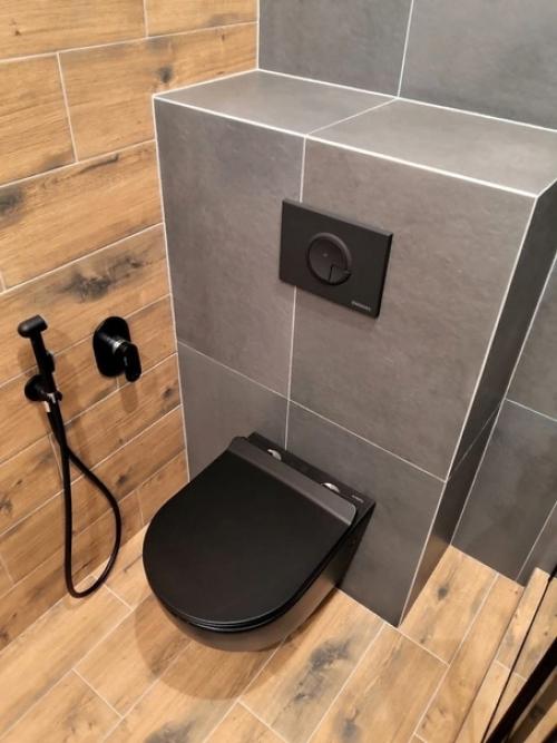 Стильно получилось.  Плитка под Дерево и под бетон хорошо сочетаются. 02