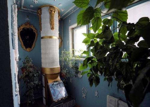 Невероятное оформление подъезда как в музее. 01