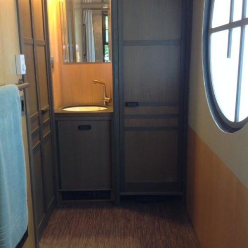 Это был хозблок и его переделали в гостевой домик. 06