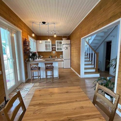 Уютная кухня и столовая зона в загородном доме. 03