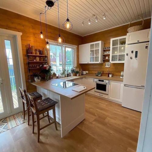 Уютная кухня и столовая зона в загородном доме. 04