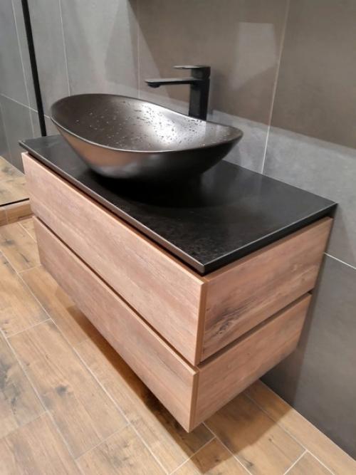 Стильно получилось.  Плитка под Дерево и под бетон хорошо сочетаются. 03