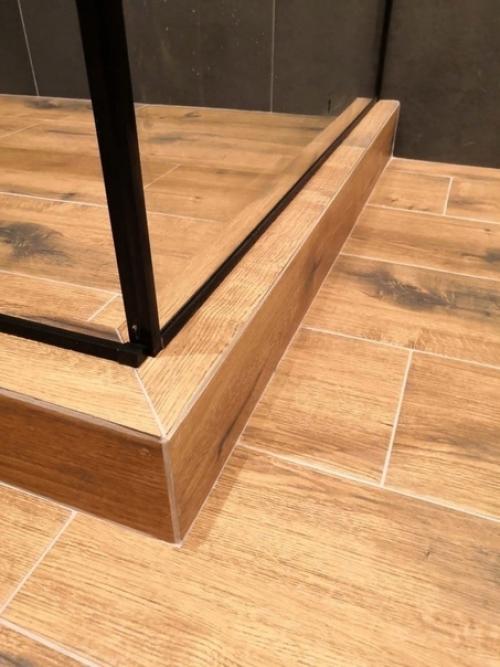 Стильно получилось.  Плитка под Дерево и под бетон хорошо сочетаются. 05