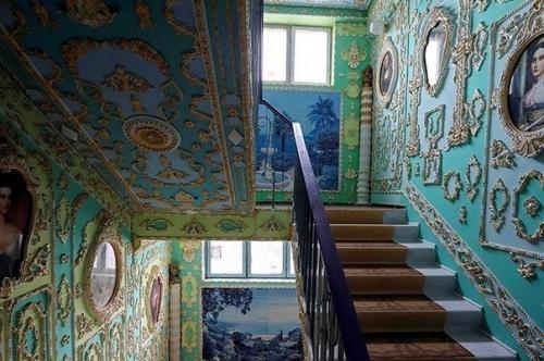 Невероятное оформление подъезда как в музее. 02