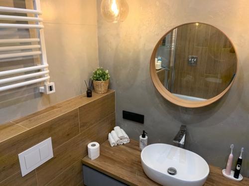 Впечатляющий ремонт.  Особенно мне понравилась подсветка в спальне над кроватью - интересный эффект получился. 07