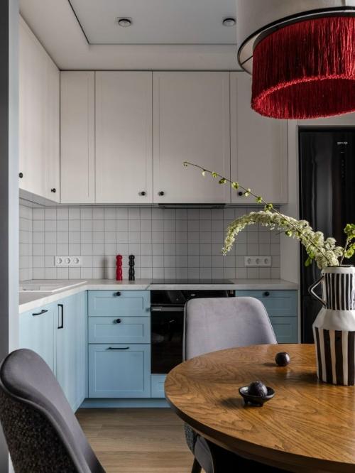 Цветная квартира в Самаре - отличный пример того, как даже жильё для аренды может быть стильным и запоминающимся. 02