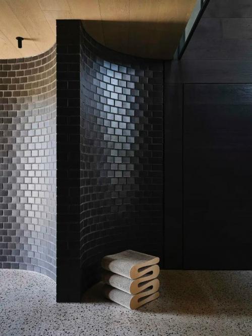 Кирпич, дерево и мрамор - тёплый минимализм в темной палитре дома в Мельбурне. 04