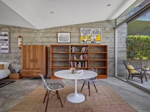 Дом художника шепарда фейри в Лос-анджелесе - это пример того, как архитектура и природа могут сосуществовать в гармонии. 04