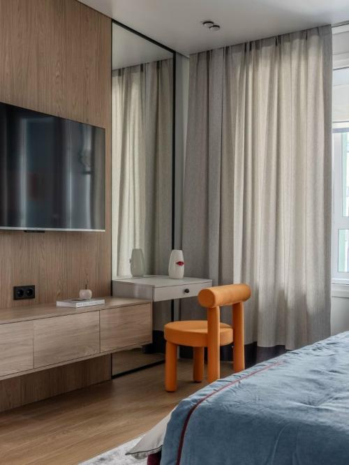 Цветная квартира в Самаре - отличный пример того, как даже жильё для аренды может быть стильным и запоминающимся. 04