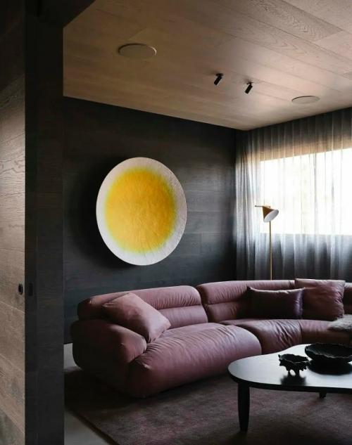 Кирпич, дерево и мрамор - тёплый минимализм в темной палитре дома в Мельбурне. 02