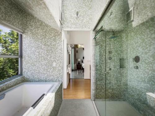 Дом художника шепарда фейри в Лос-анджелесе - это пример того, как архитектура и природа могут сосуществовать в гармонии. 07