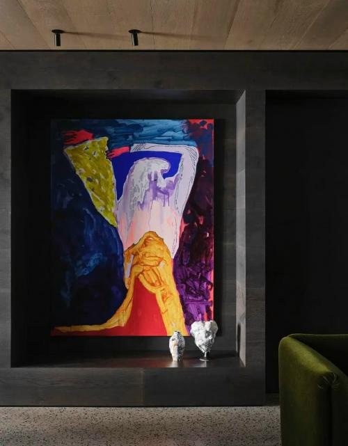 Кирпич, дерево и мрамор - тёплый минимализм в темной палитре дома в Мельбурне. 03