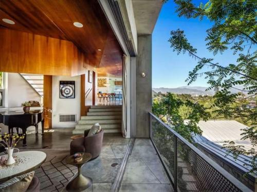 Дом художника шепарда фейри в Лос-анджелесе - это пример того, как архитектура и природа могут сосуществовать в гармонии. 02