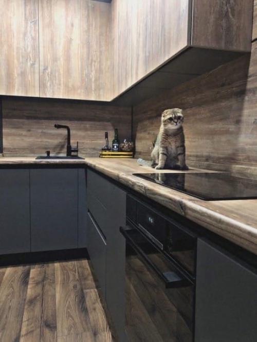 Кажется, можно было больше ламината сделать. 
