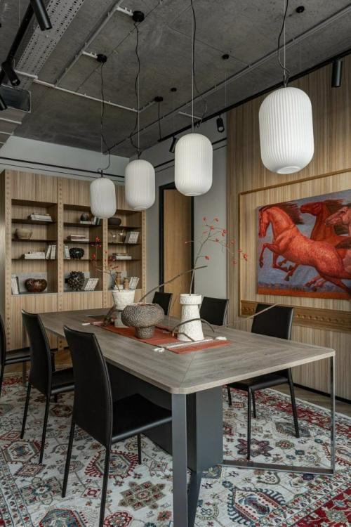 Ковры, яркая живопись и этника - уютный и необычный офис в Уфе. 01