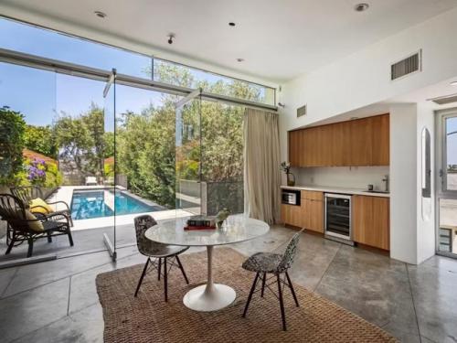 Дом художника шепарда фейри в Лос-анджелесе - это пример того, как архитектура и природа могут сосуществовать в гармонии. 03