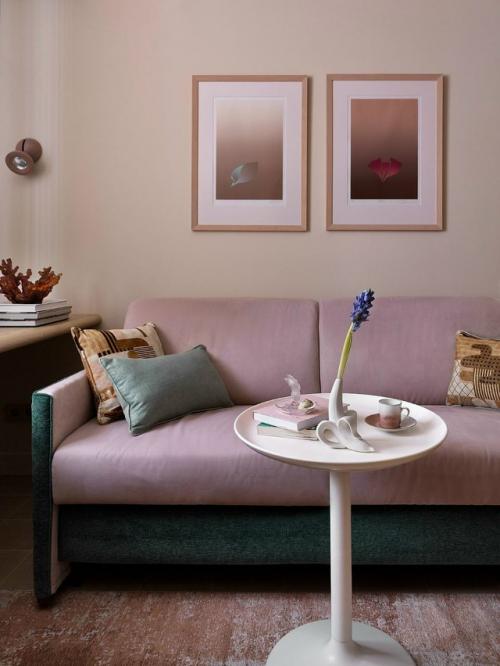 Нежный интерьер для девушки - студентки был создан с вдохновением от моря. 02