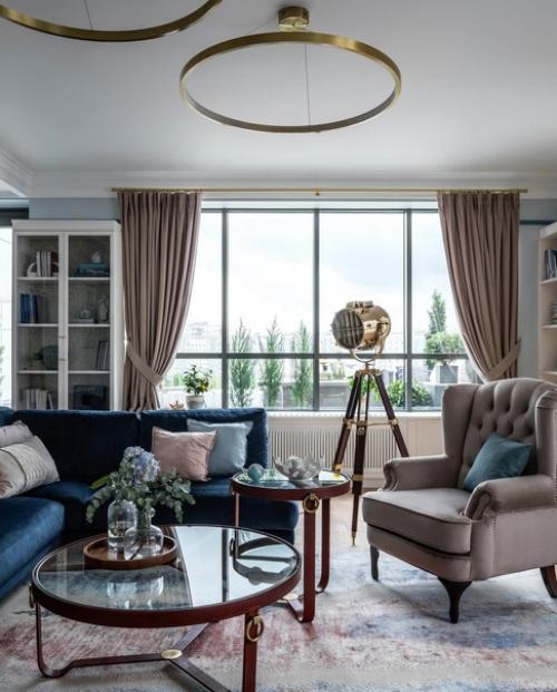 В этом проекте большое внимание уделено общей зоне (кухне - гостиной), которая была решена в прохладной гамме. 02