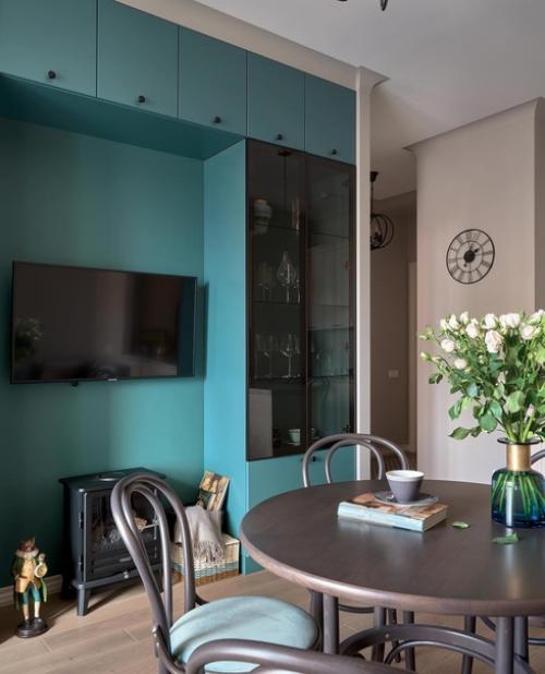 Владелица этой квартиры хотела оформить ее только для себя, с учетом своих пожеланий и привычек. 02