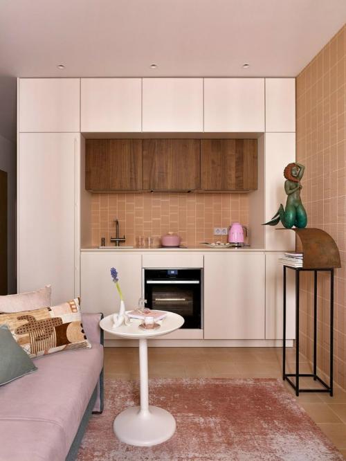 Нежный интерьер для девушки - студентки был создан с вдохновением от моря. 01