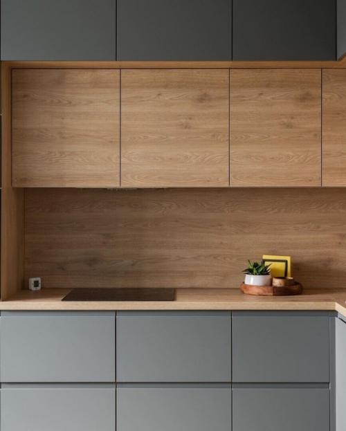 Сочетание дерева и серого цвета на кухне. 04