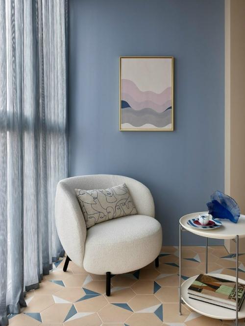 Нежный интерьер для девушки - студентки был создан с вдохновением от моря. 06