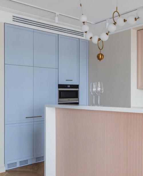 Команда студии Pakina Design оформила очень стильную, уютную, комфортную квартиру для семьи с детьми. 01