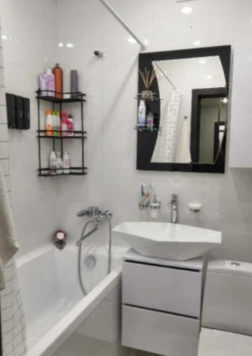 Белоснежный санузел. Бюджетный ремонт в маленьком совмещенном санузле.