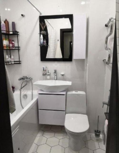 Белоснежный санузел. Бюджетный ремонт в маленьком совмещенном санузле. 01