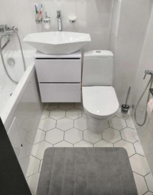 Белоснежный санузел. Бюджетный ремонт в маленьком совмещенном санузле. 03