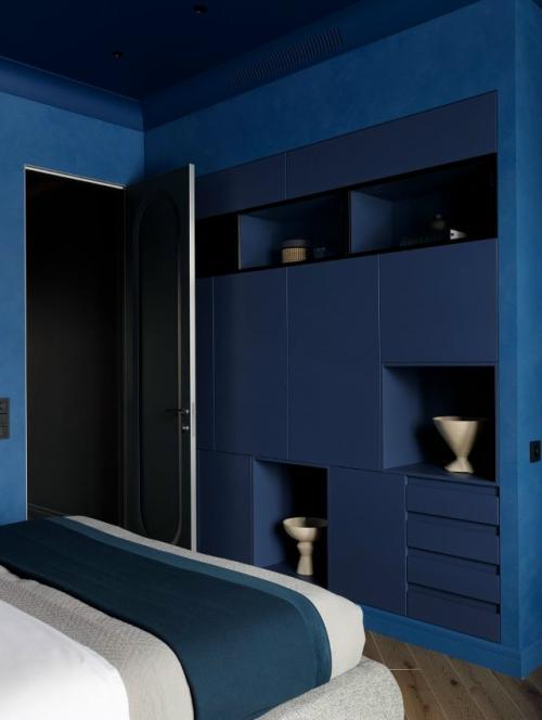 Этот интерьер - наглядный пример того, как цвет, свет и искусство формируют характер пространства. 01