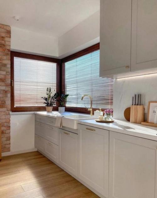 Неоклассика в кухне. Особенно хорошо смотрится мойка у окна. 01