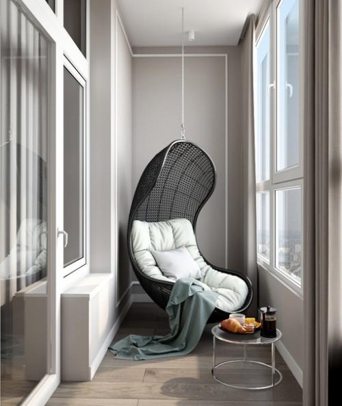 Уютная зона отдыха на балконе в однокомнатной квартире.

