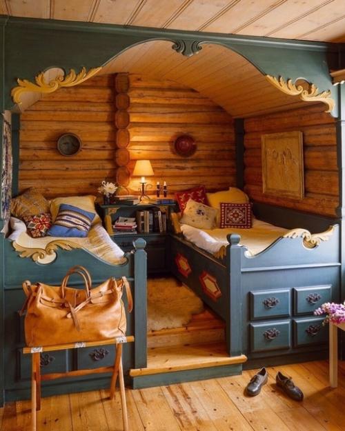 Уютное спальное место в деревянном доме.