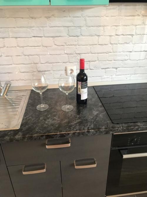 Наш свеженький ремонт) кухня 10 м 2, рисунок я придумала на стене. 01