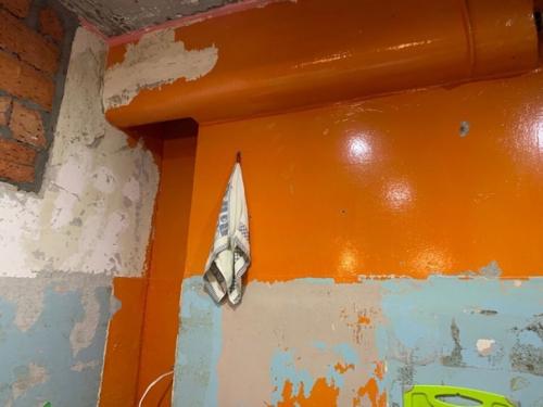 Мы делаем ремонт в кухне, не можем очистить стену от этой мacлянoй краски. 02