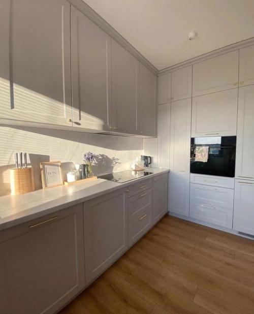 Неоклассика в кухне. Особенно хорошо смотрится мойка у окна.