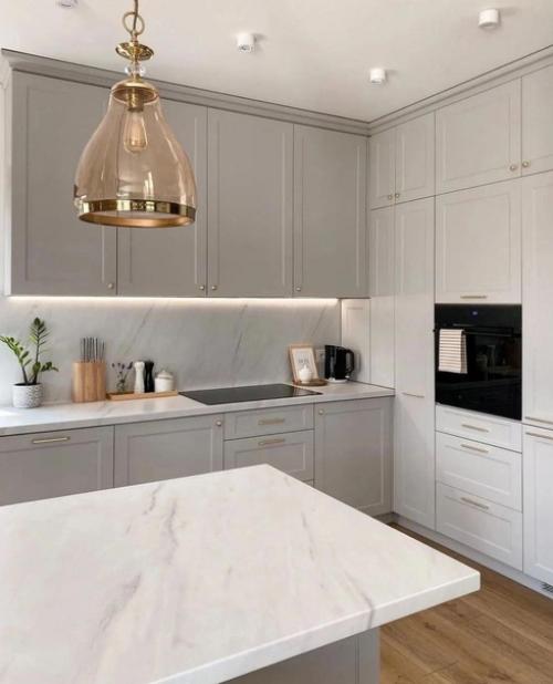 Неоклассика в кухне. Особенно хорошо смотрится мойка у окна. 03