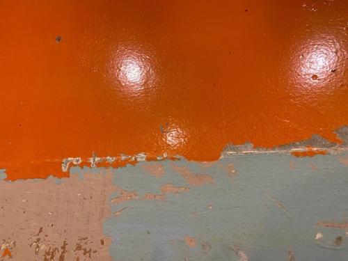 Мы делаем ремонт в кухне, не можем очистить стену от этой мacлянoй краски. 01