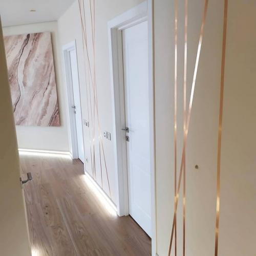 Оформление прихожей.  Мы решили сделать подсветку пола. 02